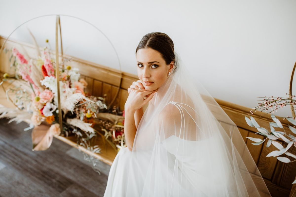 Wedding tiaras store with veils